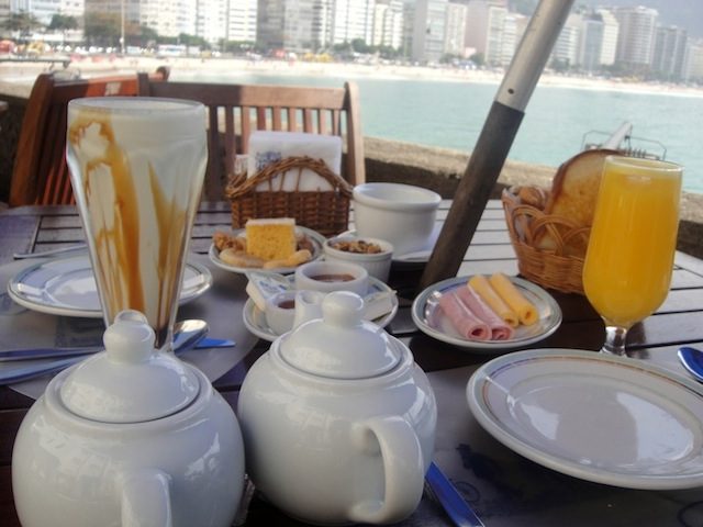 Café da manhã na confeitaria Colombo do Forte de Copacabana, um dos programas imperdíveis do amanhecer