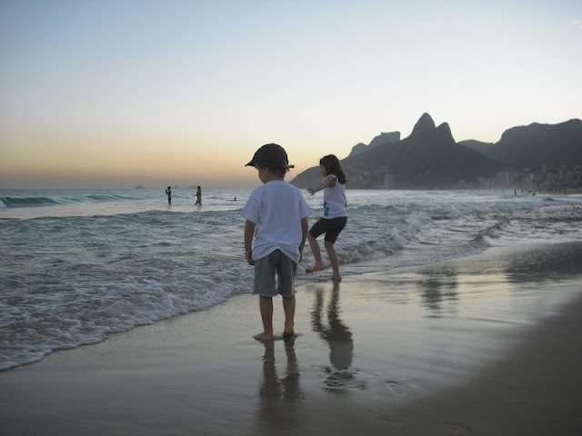 Chegando no Rio, nada melhor do que colocar o pé na areia e na água