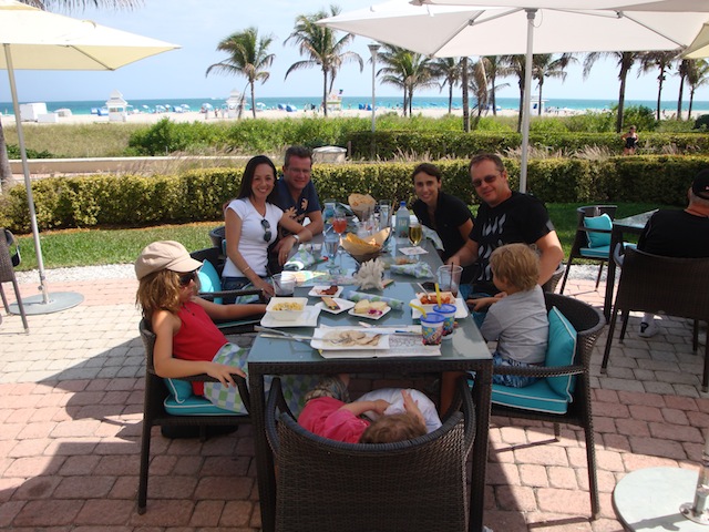 Almoço pós piscina com amigos no restaurante DiLido CLub Beach