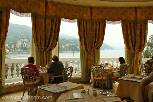 Café da manhã no Excelsior Palace com vista para o Porto de Rapallo