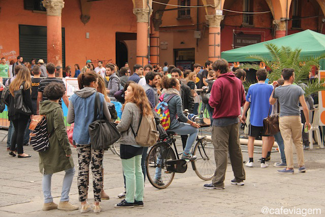 universitários na Piazza Verdi - o espaço público de encontros e atividades dos estudantes