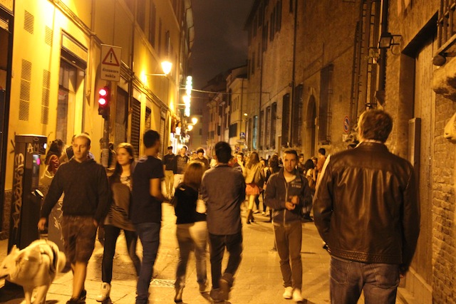 Movimentação jovem pelas ruas de Bologna à noite