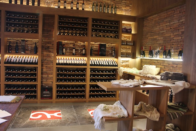 a loja na entrada com vinhos, produtos locais e cosméticos
