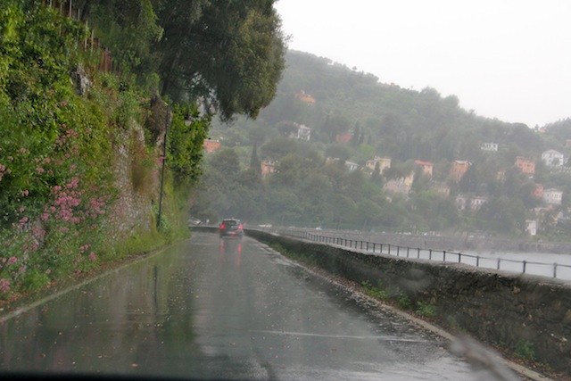 De carro, com chuva, pela curta estrada estreita de Santa Margherita a Portofino