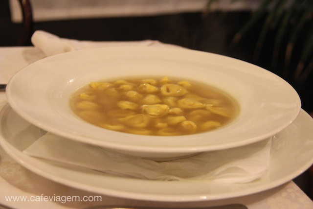 tortellini al brodo (em português, nossa sopa de capeletti!)