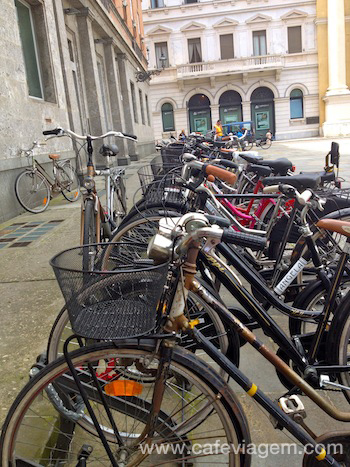 Estacionamento de bikes na Piazza Garibaldi