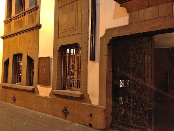 porta escondida da entrada do restaurante na calle Constitucion