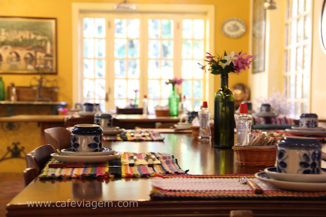 as belas mesas coloridas e ensolaradas do café da manhã, curti!
