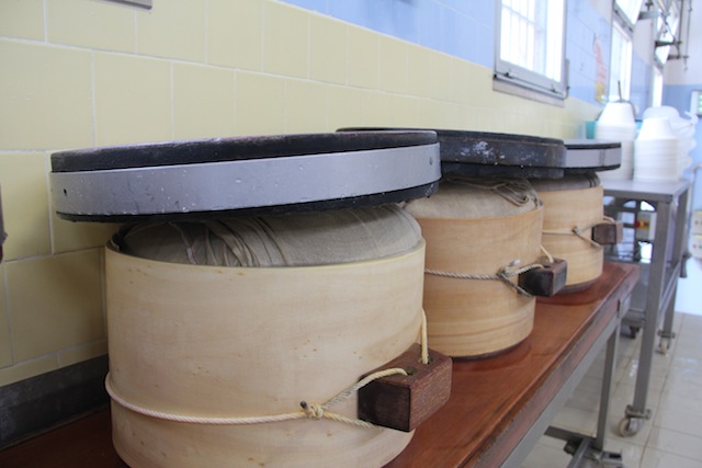 queijo sendo prensado para manter o seu formato original do ano de 1200.