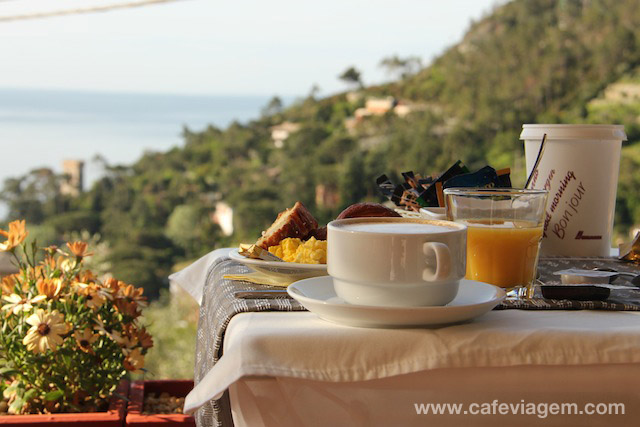 O café da manhã simples, mas com o mar de banquete em Monterosso!