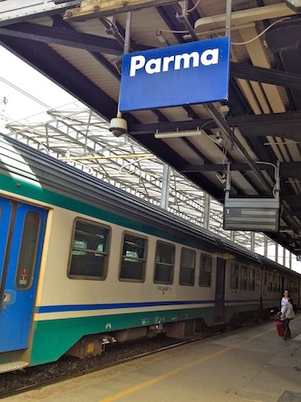 A chegada pela estação de trem de Parma