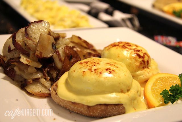 eggs benedicts, adoro! a porção dá pra dividir!