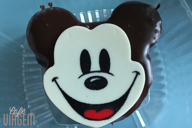 um dos vários bolinhos no formato de Mickey !