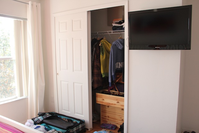 armário e TV em todos os quartos