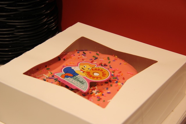 A rosquinha (donut) também é vendida em tamanho gi-gan-te!