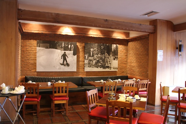 Um dos ambientes do salão do restaurante Mirador del Plomo no café da manhã