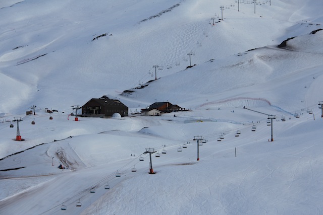 A Escola de Esqui e o Bajo Zero sobre a montanha