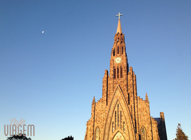 Fim de tarde, Catedral brilhando com o sol e a lua de fundo!!