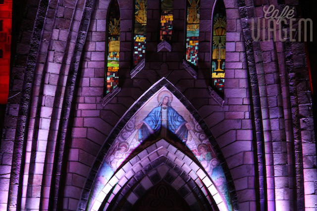 A Catedral à noite, toda iluminada e trocando de cores