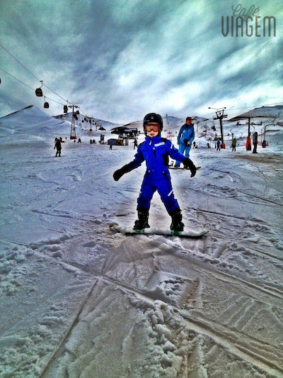 E lá vai o meu garoto em sua primeira descida de snowboard, uhu!