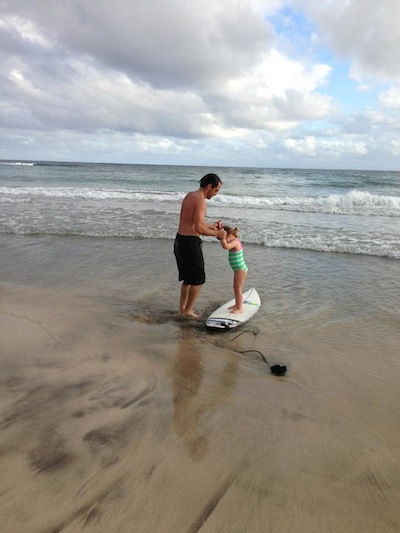 Pimpolha da Joana dando uma de surfista no Havaí!