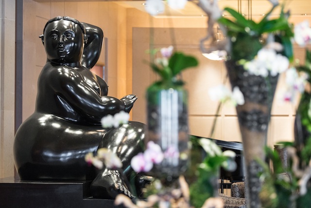 As esculturas de Bottero que decoram de forma brilhante o lobby do hotel. Foto: divulgação/site Four Seasons