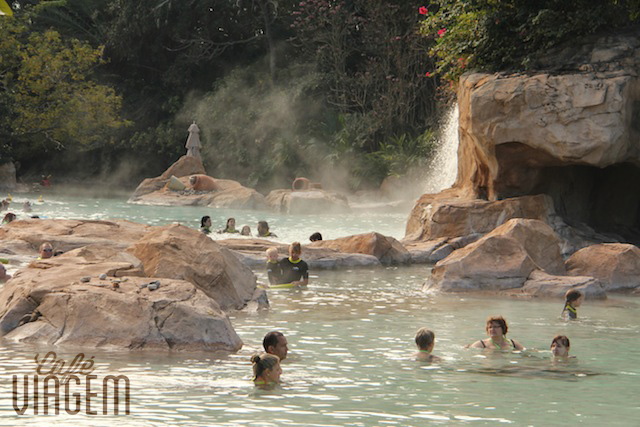 A piscina mais quentinha. Com cascata e clima relax!