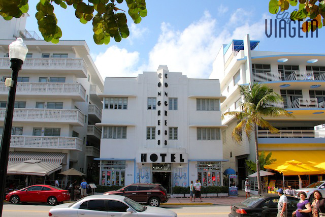os tons claros e pastéis dos prédios criaram o “Tropical Art Deco"
