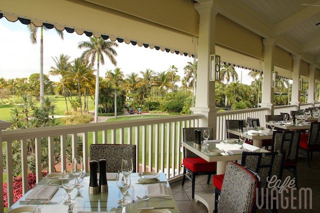 as mesas da varanda com vista para o campo de golfe, perfeito para o fim de tarde ou almoço
