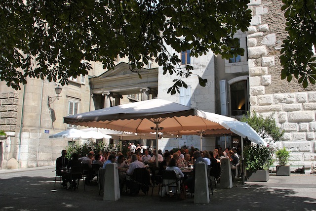 Uma refeição completa no bem localizado Café Papon (uma instituição!) sai por volta de 40/60 francos 