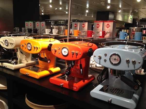 Você encontra as máquinas nas lojas conceito da Nespresso e na loja de departamento Globus