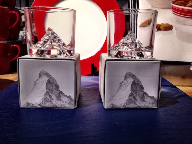 copos com Alpes suíços, um souvenir que encontrei na Globus - setor casa/decoração