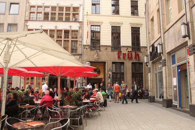 O restaurante e cervejaria Früh é ponto obrigatório para comer e beber - ao lado da Catedral