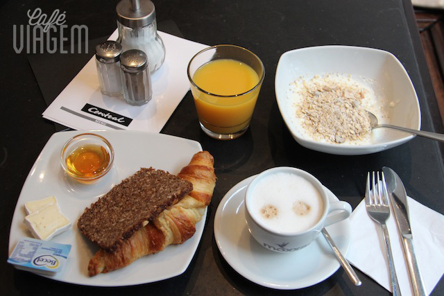 Já sinto saudades do meu café da manhã com mel orgânico, musli e pão preto alemão (schwarzbrot )