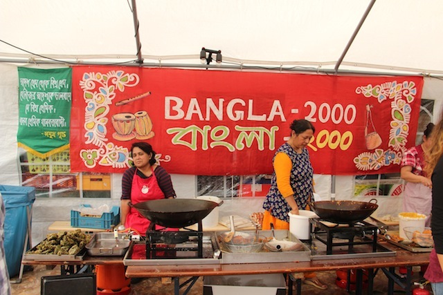 E as senhores de Bangladesh cozinhando...