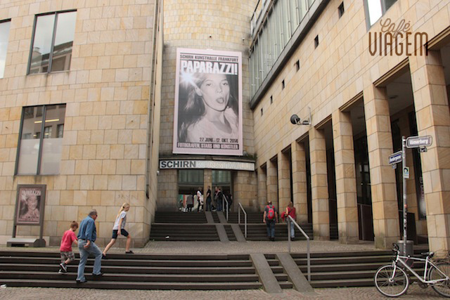 Com meu botton, fui conferir o museu de arte moderna: o Museum für Moderne Kunst (MMK)