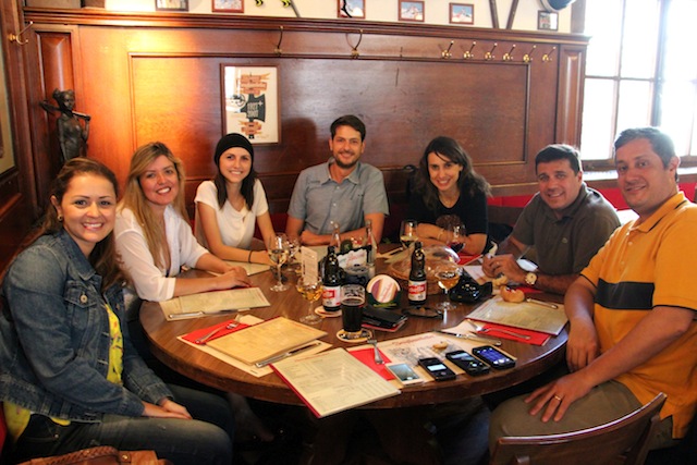 O grupo do SWISS Experience reunido à mesa ao término da viagem: Aprendiz de Viajante, Ela é Americana, Café Viagem, Hypeness e Swiss 