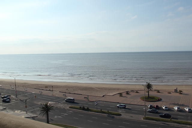 A vista da janela do hotel para a praia do Rio da Prata