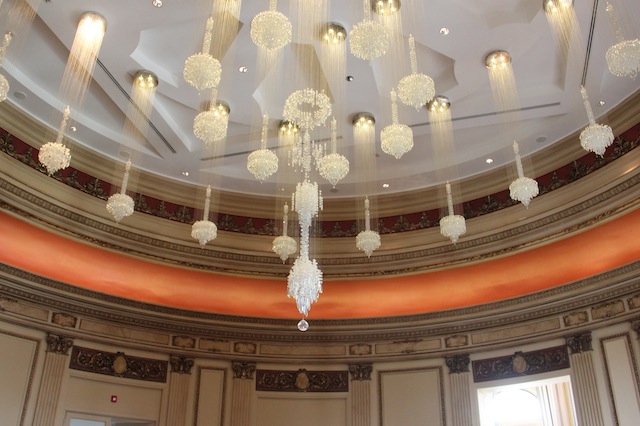 detalhes da incríveis luminárias do teto do restaurante 1921