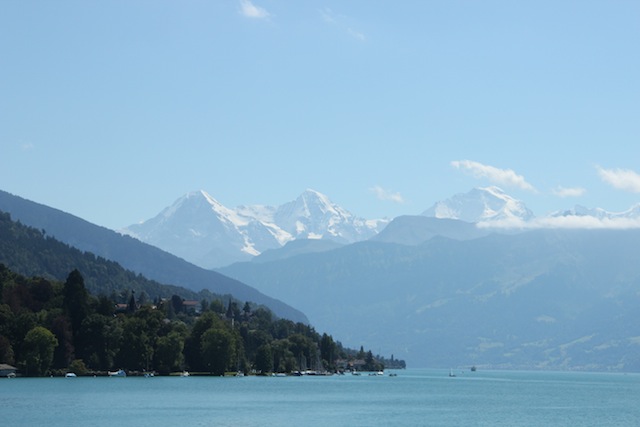 O Lago de Thun e o trio famoso de montanhas ao fundo onde há neve até mesmo no verão