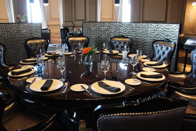 A mesa ao centro do salão para um grupo