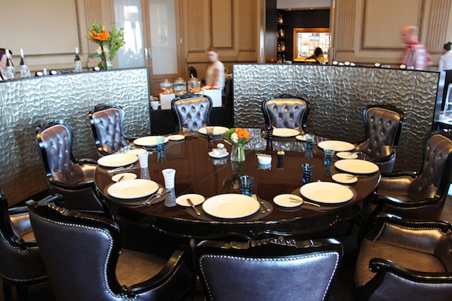 A mesa no centro do salão é a mais linda e a mais Vip - para grandes grupos!