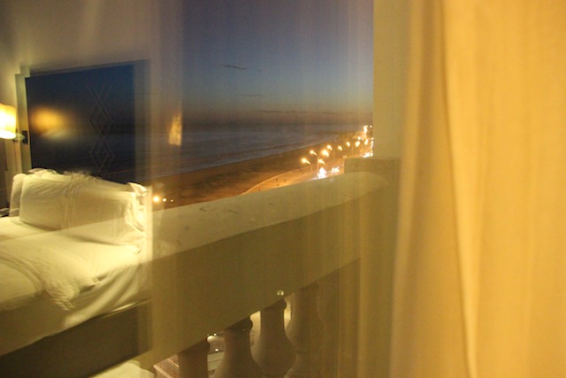 a foto está fora de foco, mas passa um pouco do clima à noite no quarto com a praia na janela