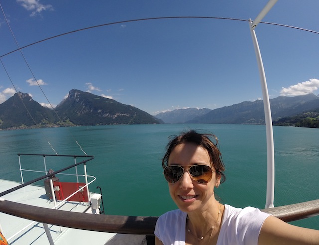 feliz da vida no belíssimo passeio de barco a vapor de Thun a Interlaken