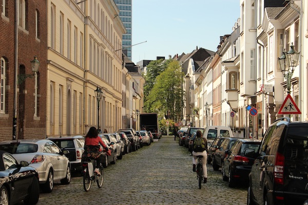 Em frente ao FilmmMuseum, uma ruela imperdível para pedalar e se apaixonar: CitadellStraße