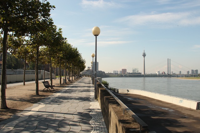 Pelas margens do Reno, Düsseldorf tem muitos recantos especiais para caminhar ou pedalar!
