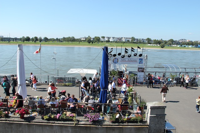No verão, há muita animação e barcos às margens do Reno na Rheinuferpromenade