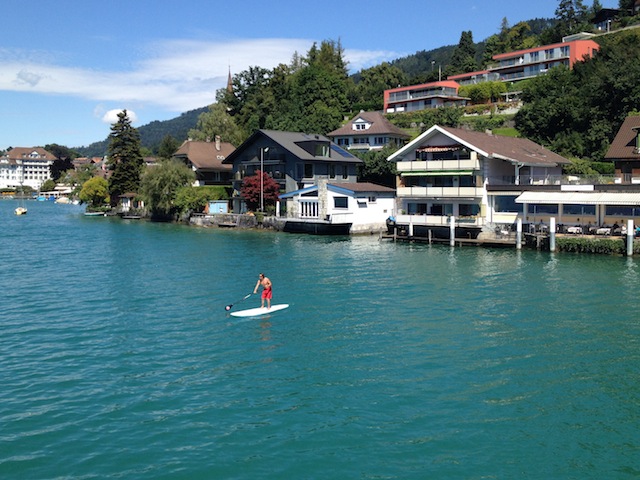 No lago há muita gente velejando e fazendo stand up paddle no verão