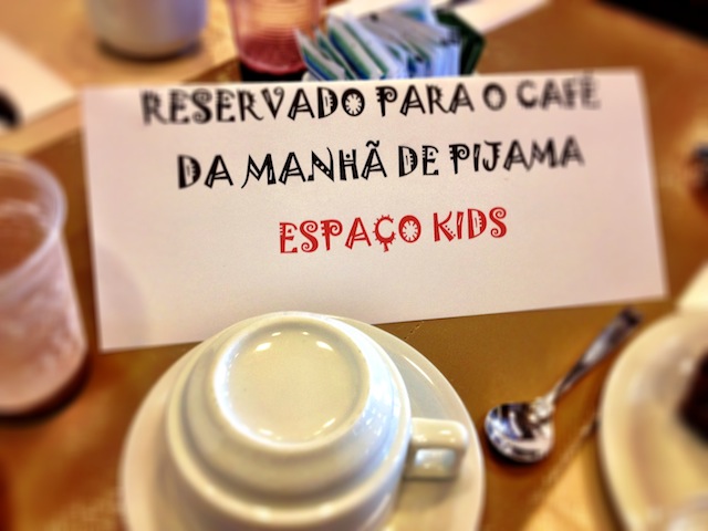 (legenda: diversão até na mesa reservada para as crianças no café da manhã!)