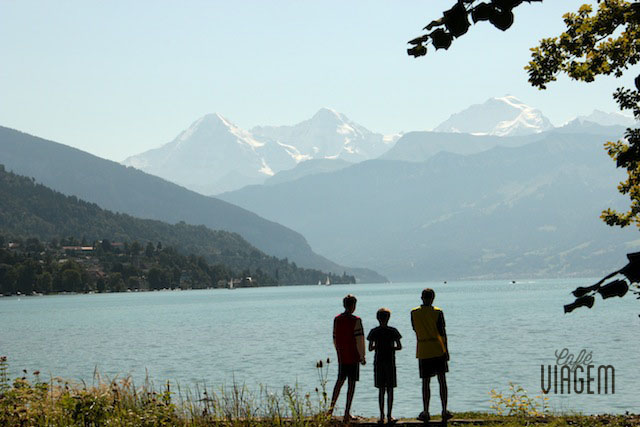 O visual do verão visto do Parque de Schaudau (em frente ao castelo) na cidade de Thun. A região está situada entre os lagos Thun e Brienz, lagos cristalinos, e pelo imponente trio rochoso de Eiger, Mönch e Jungfrau 